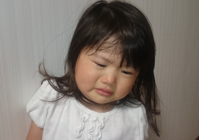 泣く子供